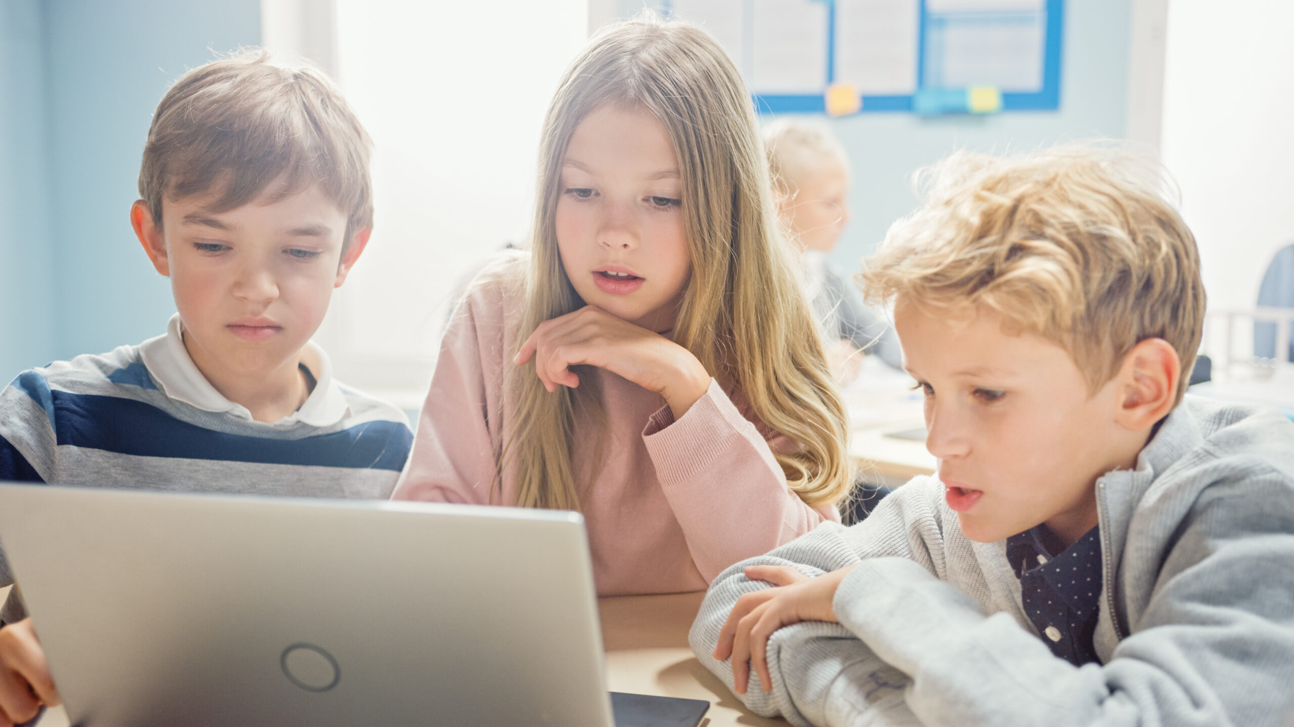 Elementary School Classroom: Diverse Group of Brilliant Children Using Laptop Computer for Software Programming, Talking and Working as a Team. Kids Learning Software Design and Creative Thinking Niños